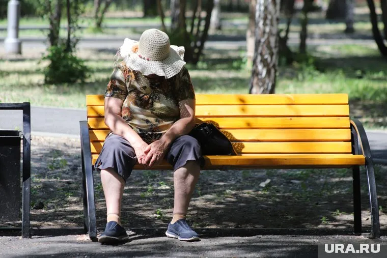 Пожилой женщине приходится самой таскать дрова и проситься помыться к знакомым
