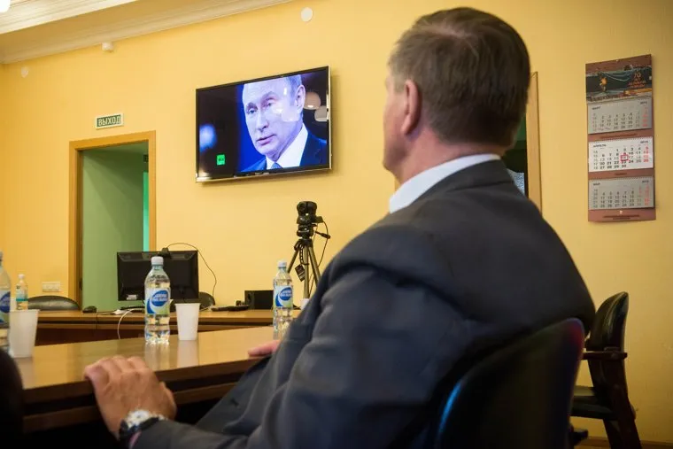 Тарнсляция президентского послания в приемной ЕР на Розы Люксембург. Екатеринбург, трансляция путина, прямая линия