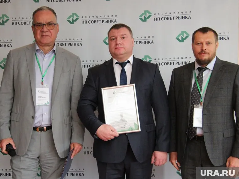 Награду от ЯНАО получил директор департамента тарифной политики Дмитрий Афанасьев