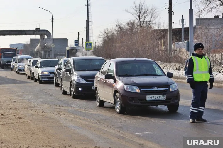 Свердловчане стоят в пробке больше четырех часов