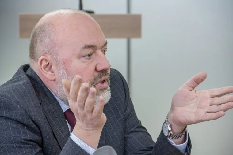 Павел Крашенинников встречается с журналистами «Магнитогорского рабочего». Магнитогорск, крашенинников павел, разводить руками
