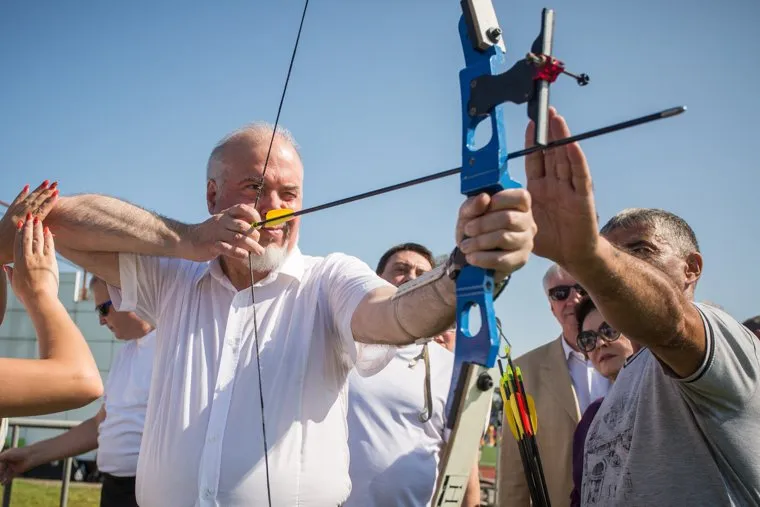 Глава города Вадим Шувалов. Сургут , глава сургута, шувалов с луком