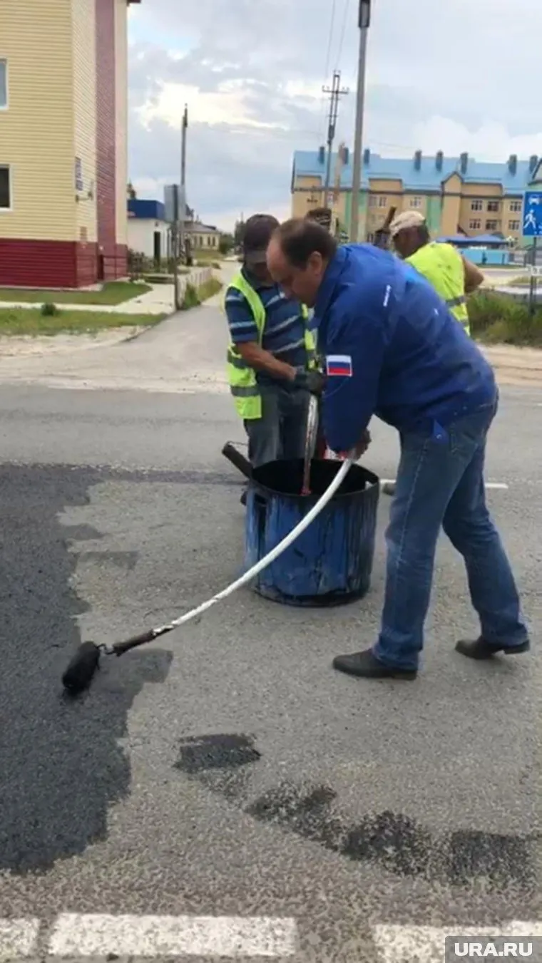 В городе проводится пропитка асфальта для предотвращения трещин