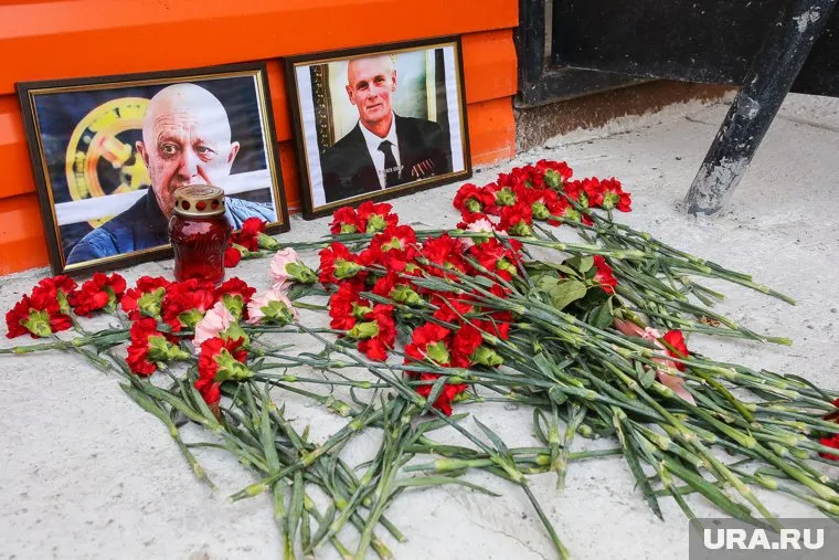 Кто принес изображения лидеров ЧВК «Вагнер» к памятнику, неизвестно