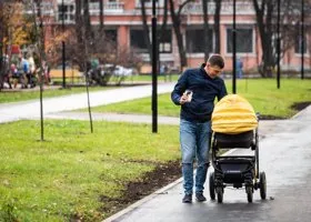 «Меньше дискриминации»: экономист Сафонов высказался за обязательный уход отцов в декрет