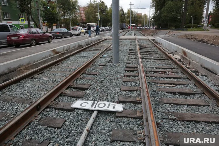 Упавший кран повредил провода и парализовал движение трамваев