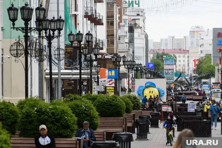 Прохожие на улице Вайнера с интересом и недоумением смотрели на девушку