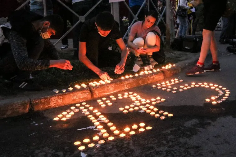 Стихийный мемориал у гимназии №175 в Казани. Казань