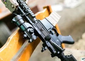 Жителей ХМАО напугали соседи, заносящие в подъезд оружие