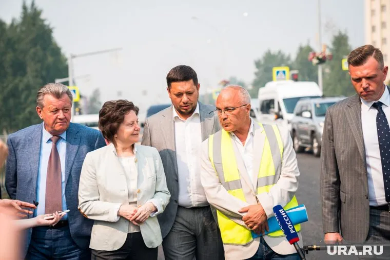 Экскурсию по нижневартовским улицам губернатору Наталье Комаровой провели чиновники и дорожники