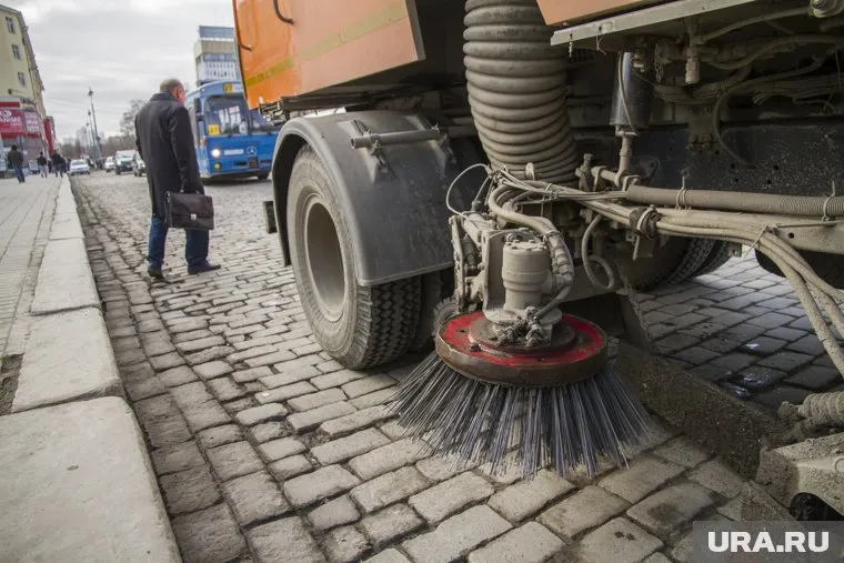 Техники для уборки в городе в летний период в два раза больше, чем в зимний
