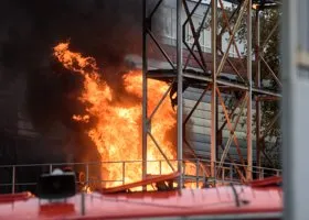 На заводе возле Кольцово произошел мощный пожар, весь район в дыму