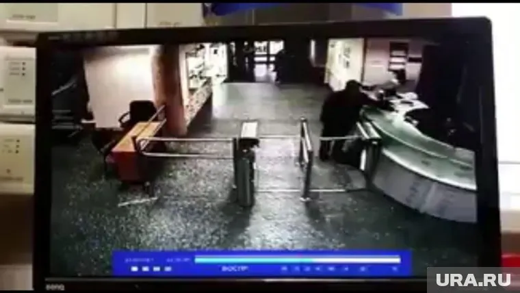Мужчина сначала прыснул баллончиком в лицо охраннику, а потом пролез под турникетом