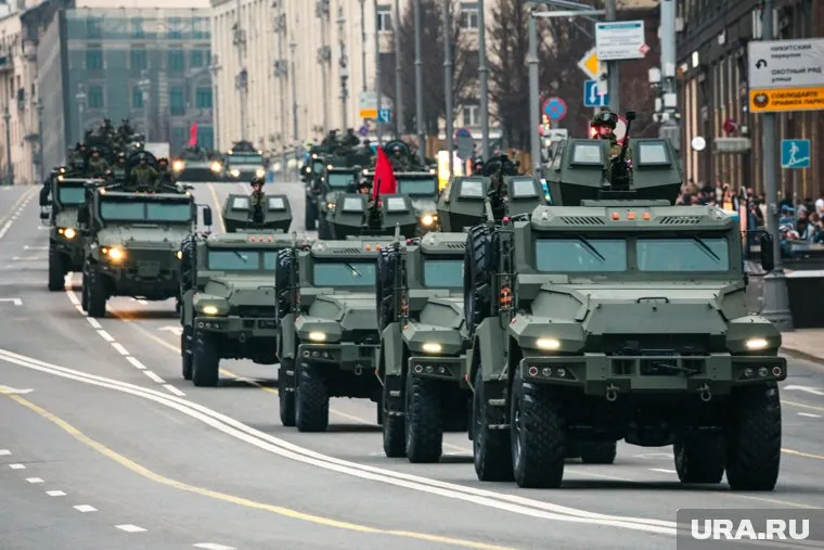 На площадке перед Музеем Победы выставлены разнообразные образцы техники