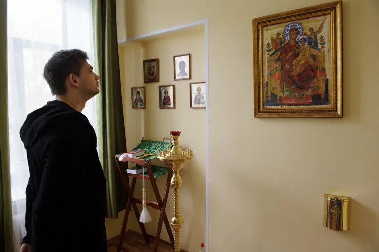 Руслан Соколовский и Евгений Ройзман в хосписе ЦГБ №2. Екатеринбург, соколовский руслан, молельная комната