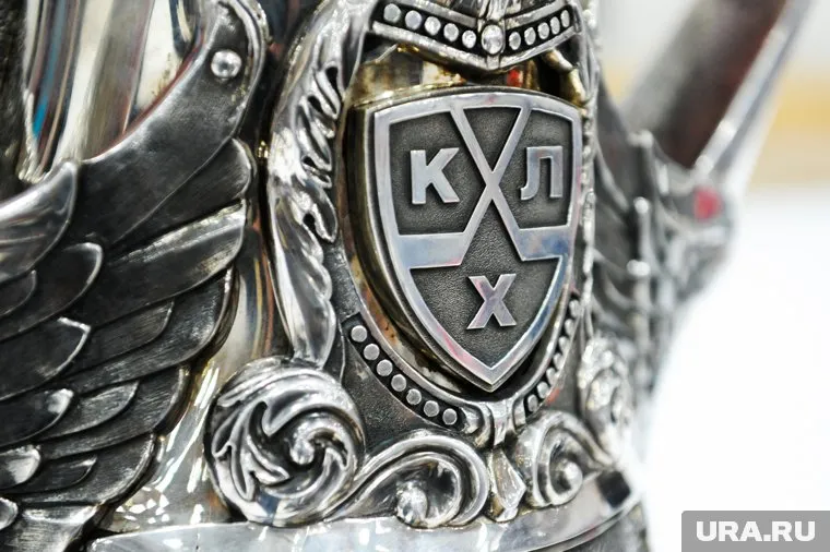 Кубок ненадолго установили на всеобщее обозрение