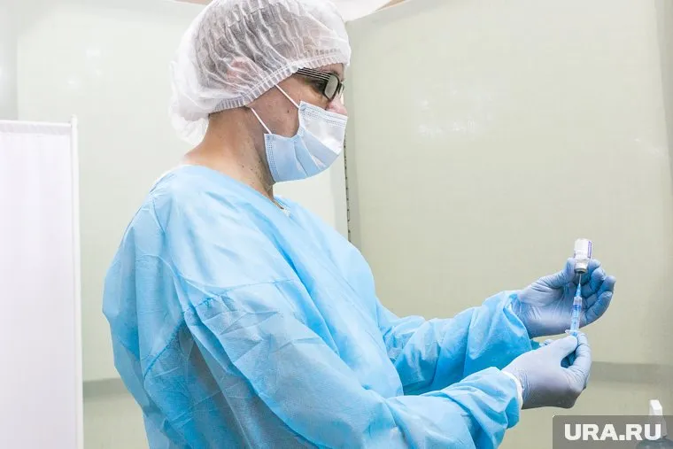 В 2022 году в России проведут испытания вакцины, защищающей от гриппа и коронавируса, сообщил Александр Гинцбург