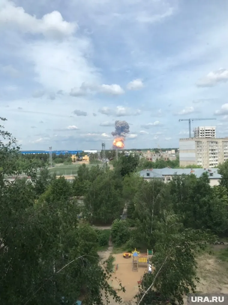 Над территорией завода поднимается густой дым