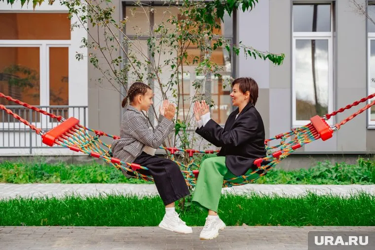 Чтобы отвлечь детей от гаджетов, нейропсихолог советует отвлекать их совместными играми и прогулками