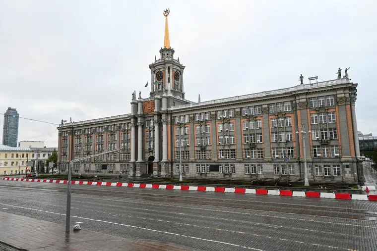 Фасад мэрии Екатеринбурга после спила старых елей. Екатеринбург