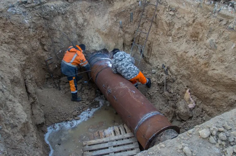 Устранение последствий коммунальной аварии. Курган, водопровод, замена труб, сварочные работы, комунальная авария, ремонтные работы, водоканал