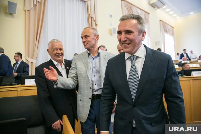 Идеологи тюменской оппозиции подталкивают Александра Моора к нужному им решению