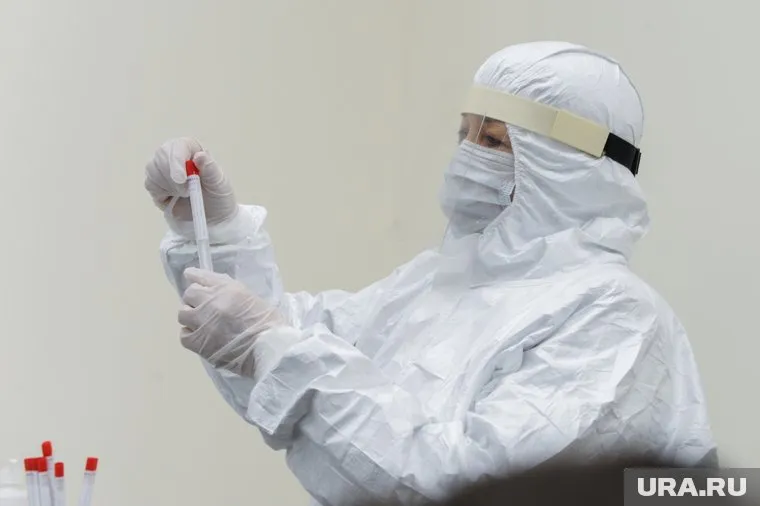 Врачи не ставят зараженным COVID-19 «смертельные инъекции», говорит Александр Мясников