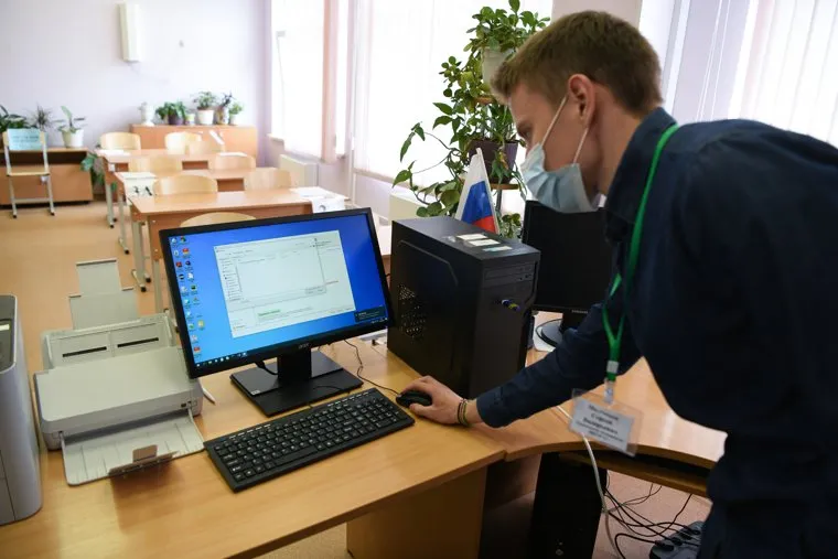 Федеральный тренировочный экзамен в школе №200 - ЕГЭ по обществознанию и английскому языку. Екатеринбург 