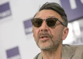 Шнуров в образе Кобзона рассказал, как будет себя вести, если станет депутатом