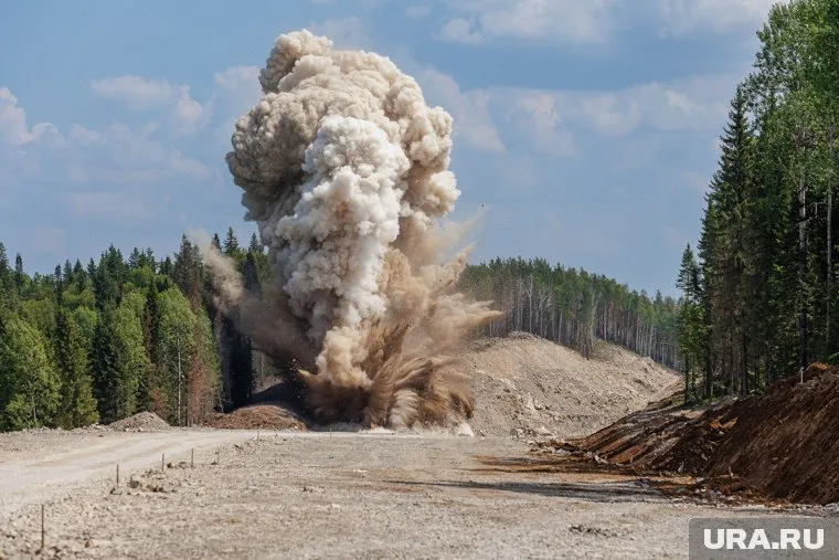 Еженедельно дорожники убирают до 10 тысяч кубометров размельченной взрывами породы