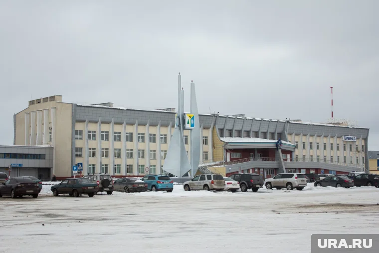 В аэропорту Нижневартовска сел самолет, летевший в Новый Уренгой