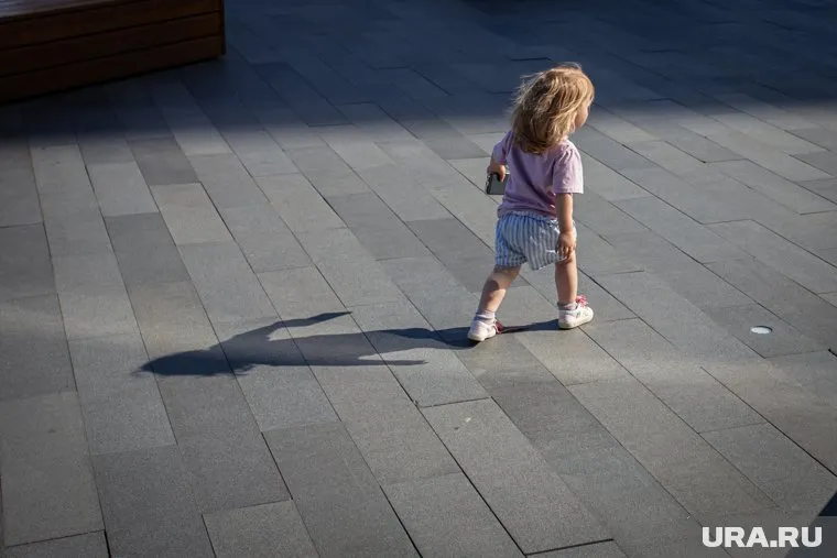 Девочка играла на улице (архивное фото)