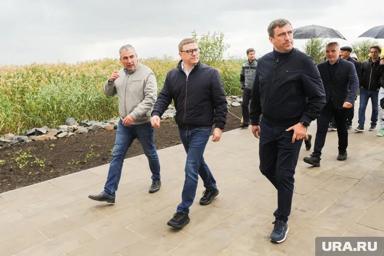 Набережную Алексею Текслеру (в центре) показали Михаил Гризодуб (справа) и Александр Орел