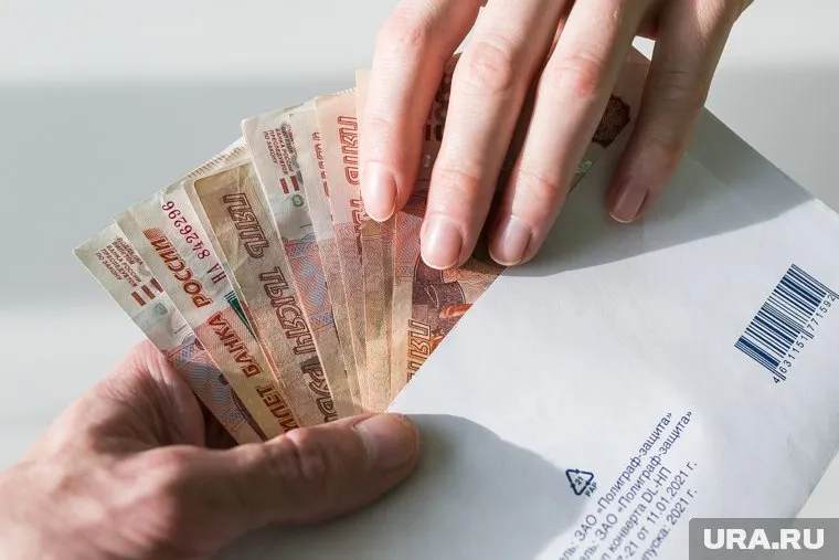 Мужчина получал взятки регулярно