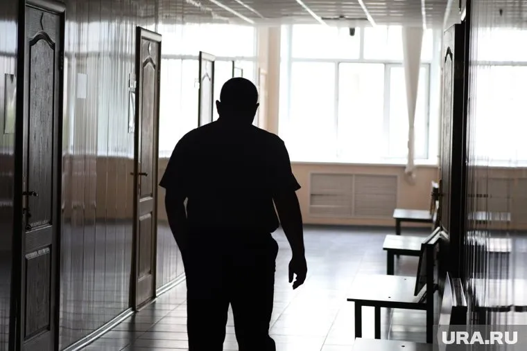 Мужчина пытался вломиться в квартиру супруги, угрожая убить себя, если та не откроет