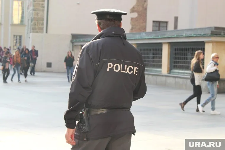 Полицейские дежурят у клиники, где лечат Навального