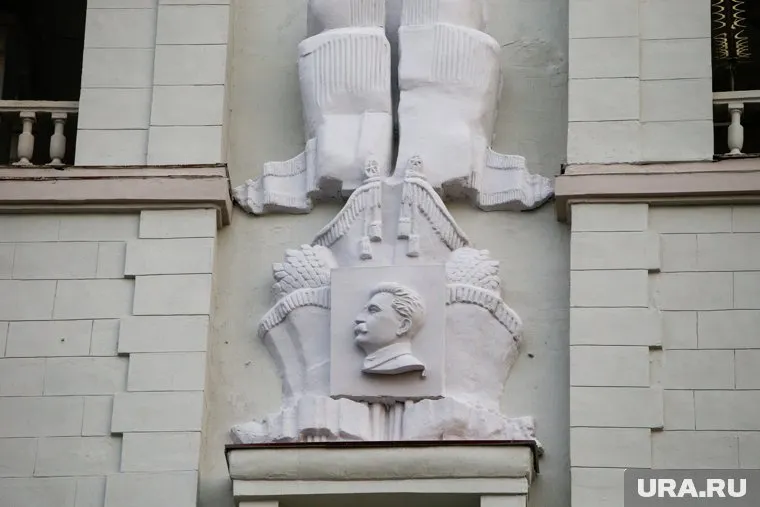 Варламов остался недовольным возвратом барельефа Сталина на здании в Екатеринбурге