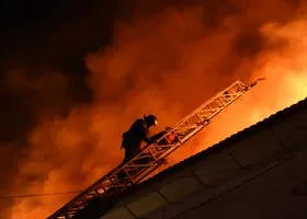 В Новом Уренгое ночью сгорел деревянный многоквартирный дом