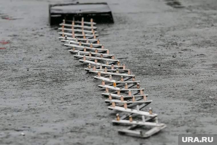 Полицейские с помощью шипов и грузовика перегородили дорогу преступнику