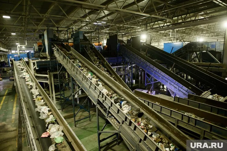 В Тюменской области сортируют 100% мусора из контейнеров