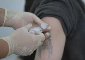 Курганцев привьют от гриппа в торговом центре