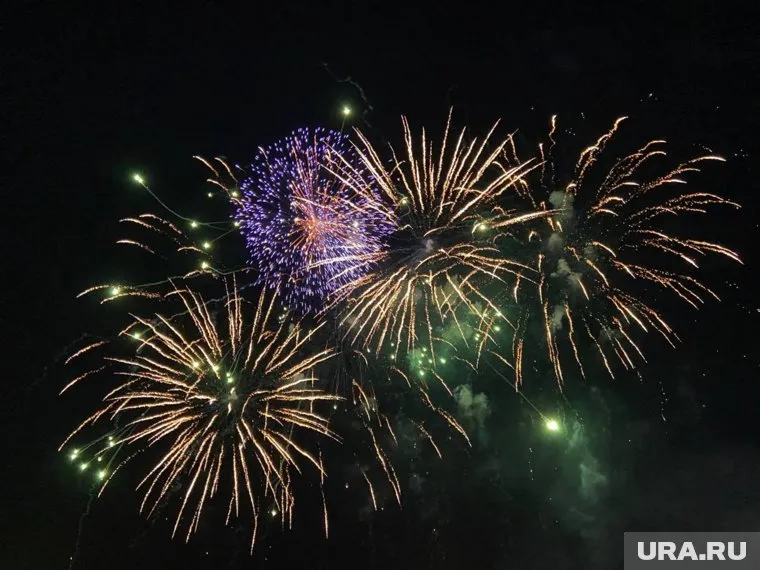 Мужчина в костюме Деда Мороза запустил салют, проезжая на елке