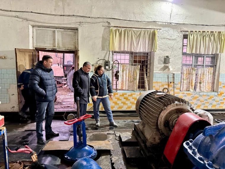 Александр Орел (на фото в центре) прибыл к месту аварии