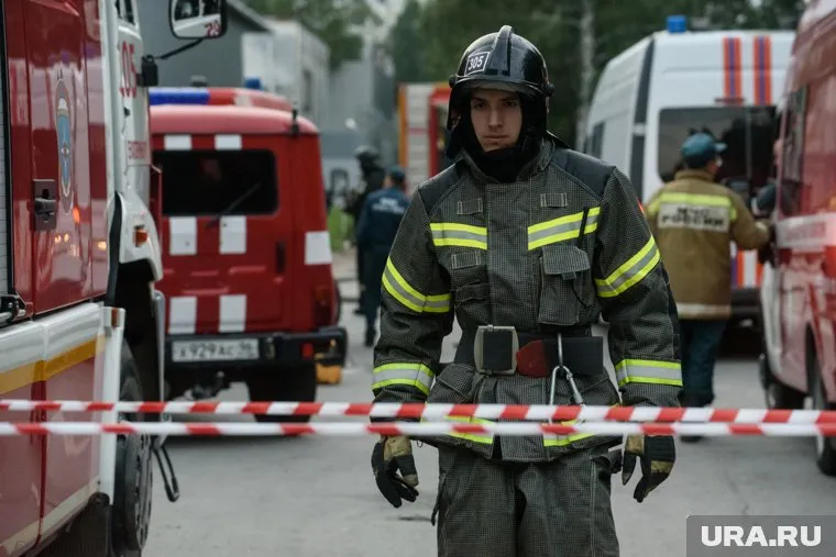 Пожарные тушат возгорание после атаки беспилотника ВСУ