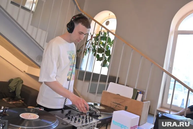 За пульт встал диджей kaketotak (Кирилл Воронков)