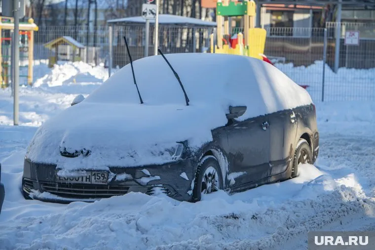 Если под рукой нет инструментов, машину можно завести «с толкача», рассказал Максим Соколов
