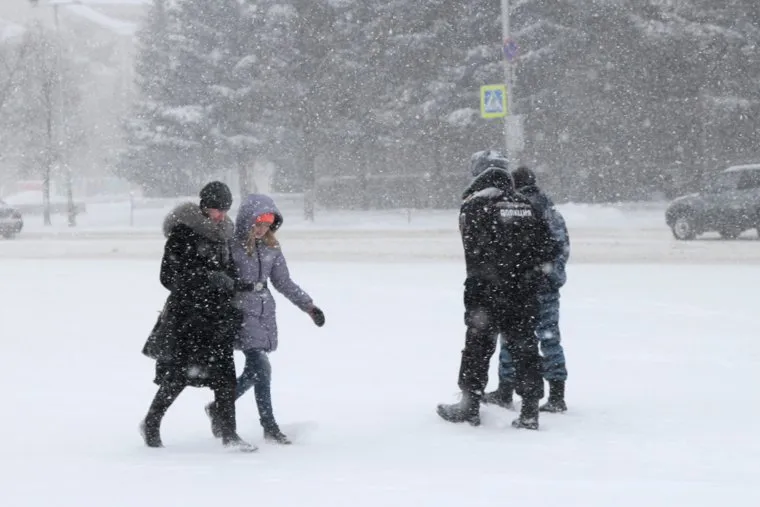Снег, пурга в городеКурган, полицейские, люди