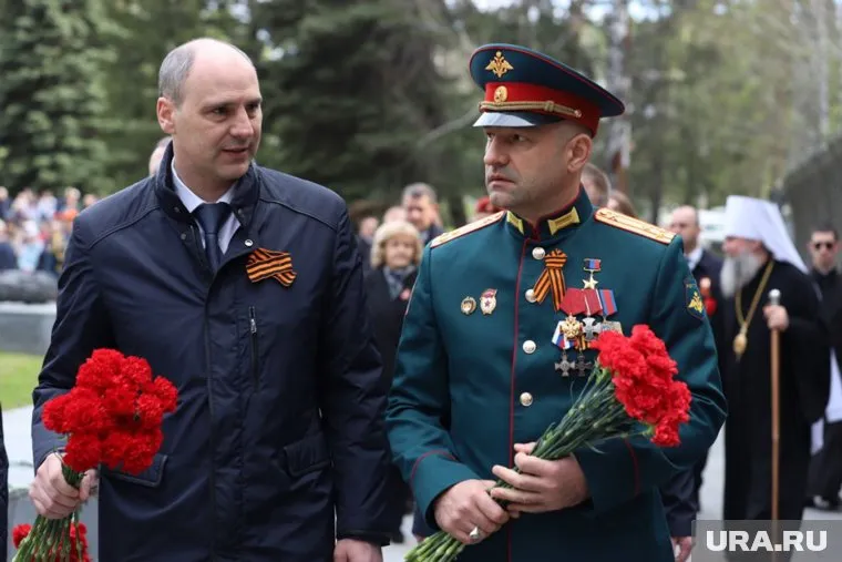 Утром Артем Жога и Денис Паслер также возложили цветы к Широкореченскому мемориалу