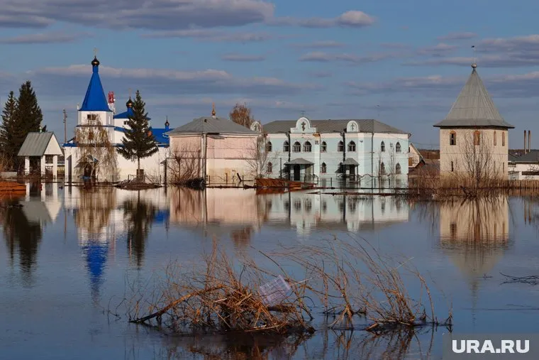 Уровень воды в Тоболе в Кургане продолжает спадать и стала ниже 8 метров