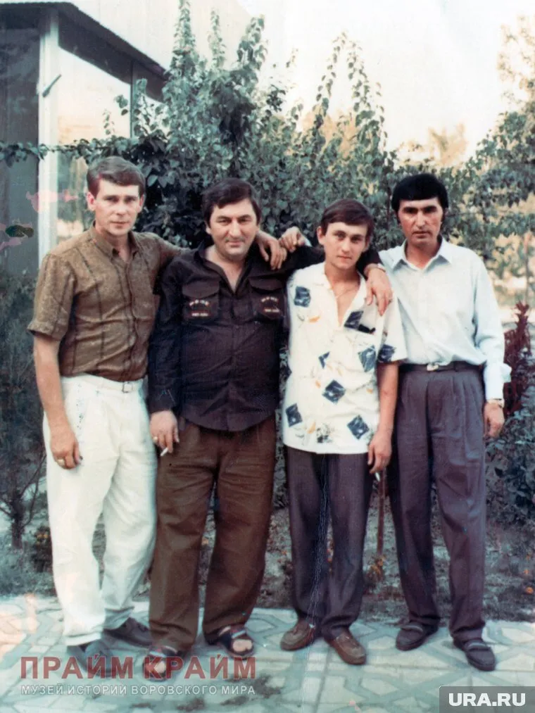 Сахно (слева) с другими ворами из ОПГ «Общак»